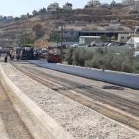 استمرار العمل في تعبيد شارع واد الجهير 