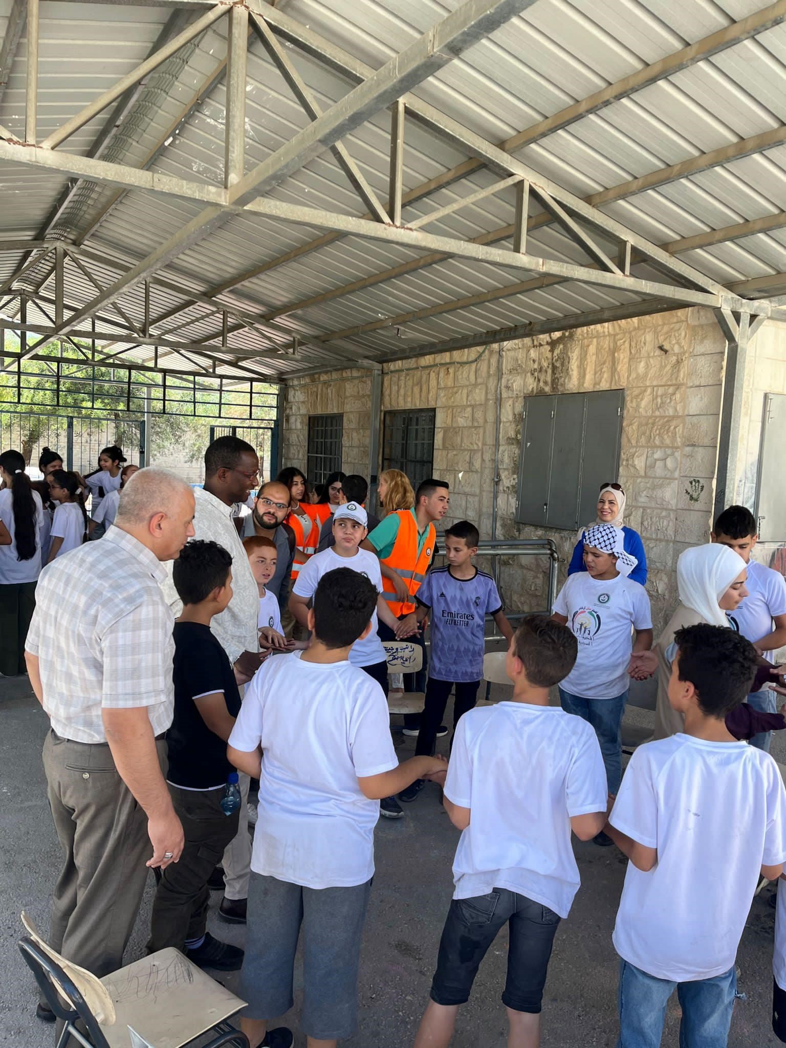 وفد بلديتي نانت وروزيه الفرنسيتان يتطلع على فعاليات مخيم (مخيم تلال القدس، أقمار مش ارقام)